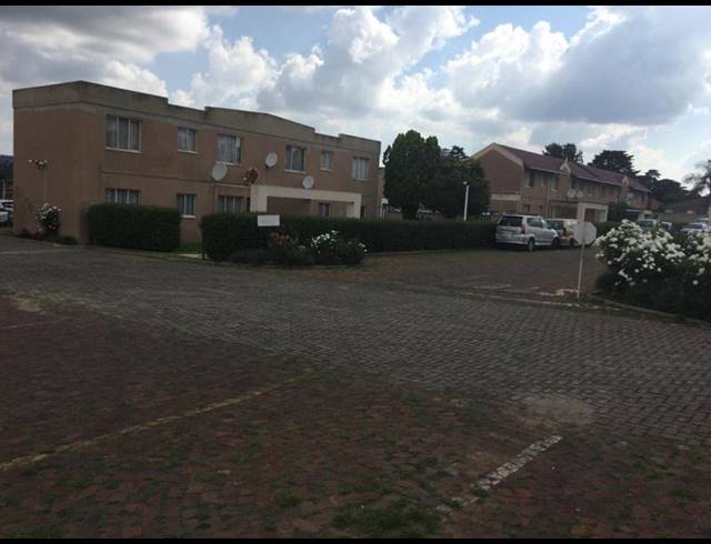 2 BEDROOM TOWNHOUSE FOR SALE IN BRAMLEY VIEW